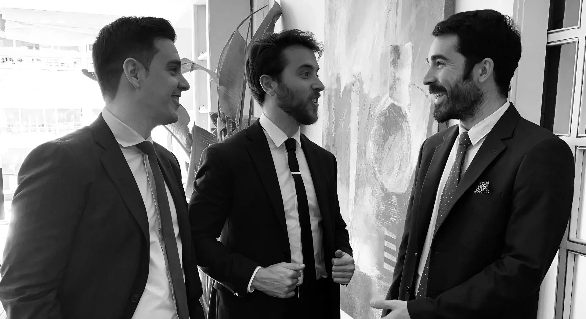 Equipo completo de Mejías Mendoza debatiendo y riendo