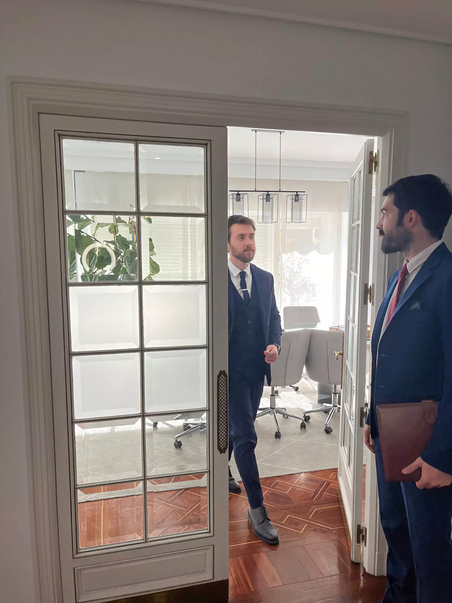 Michel cruzando una puerta y Pedro esperando